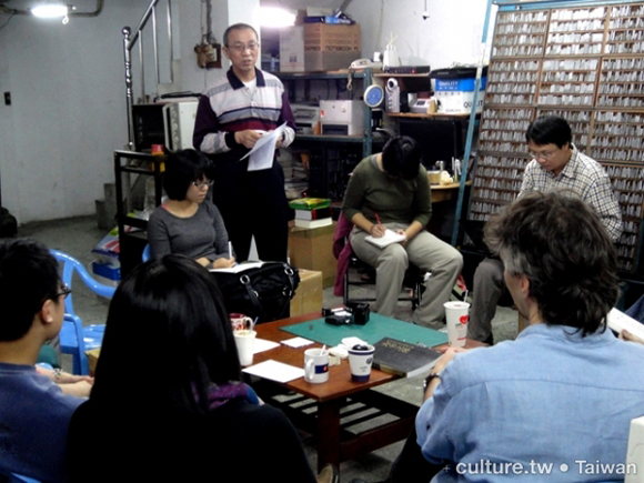 Clique para ver fotos da Ri Xing type foundry no site do Taiwan Culture portal Chang Chieh-Kuan e seus voluntários